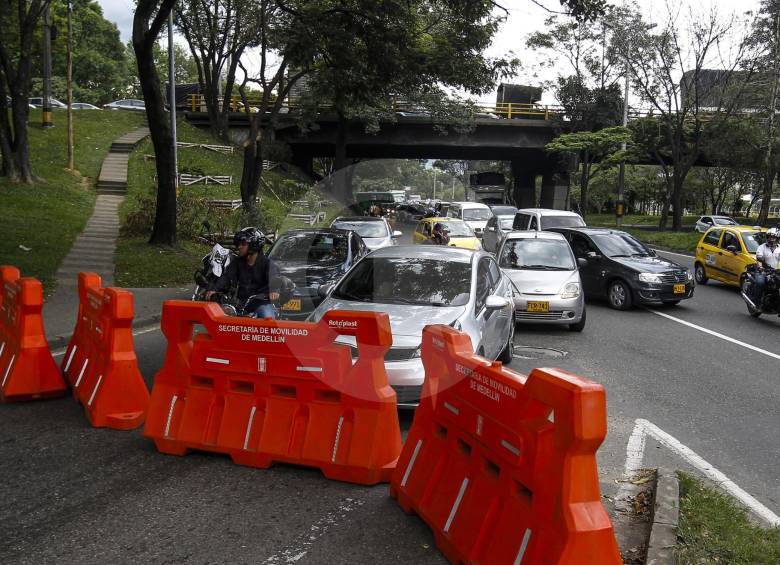 Esta es la oreja occidental de La Aguacatala que están cerrando desde las 3:00 p.m., en los días de semana para evitar el infarto que se presenta en horas pico en la autopista Sur. FOTO Jaime Pérez