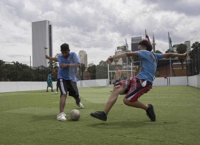 Los jóvenes del sector se tomaron este espacio en pleno Centro para mostrar sus habilidades deportivas. FOTO donaldo zuluaga