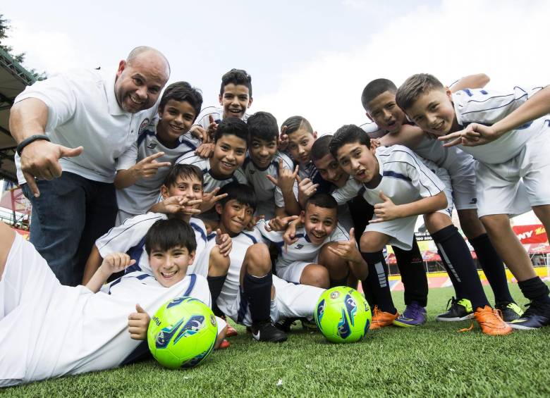 Los chicos del United F.C realizaron el reconocimiento del campo de la cancha Marte 1. FOTO Julio César Herrera