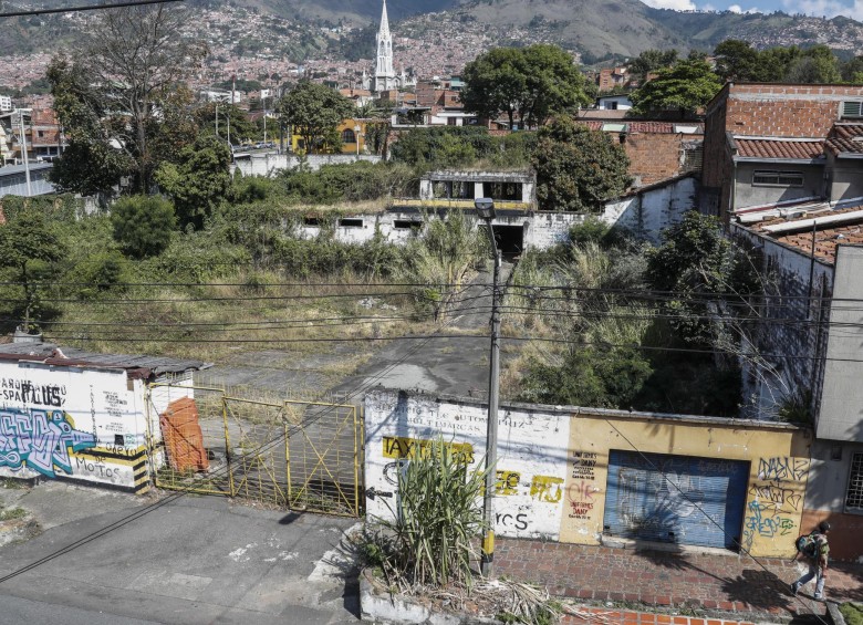 Así se ve el espacio en donde estará ubicado el parque de Prado Centro, entre las calles 66 y 67 (Manizales y Barranquilla) y las carreras 49 y 50 (Venezuela y Palacé). FOTO Róbinson sáenz vargas. 