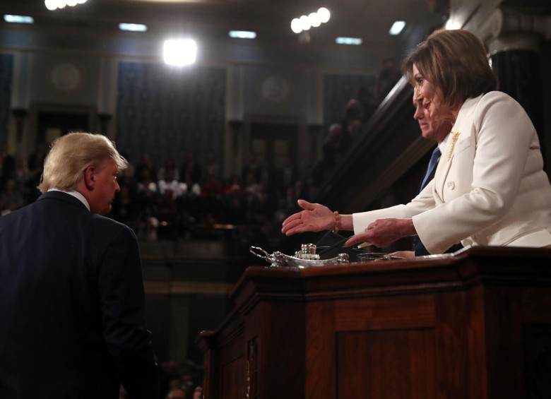 La mano estirada de Pelosi puso el tono de la noche. El gesto de Trump fue calificado por el experto en Comunicación Política Aaron Kall como “un gesto vengativo”. FOTO AFP