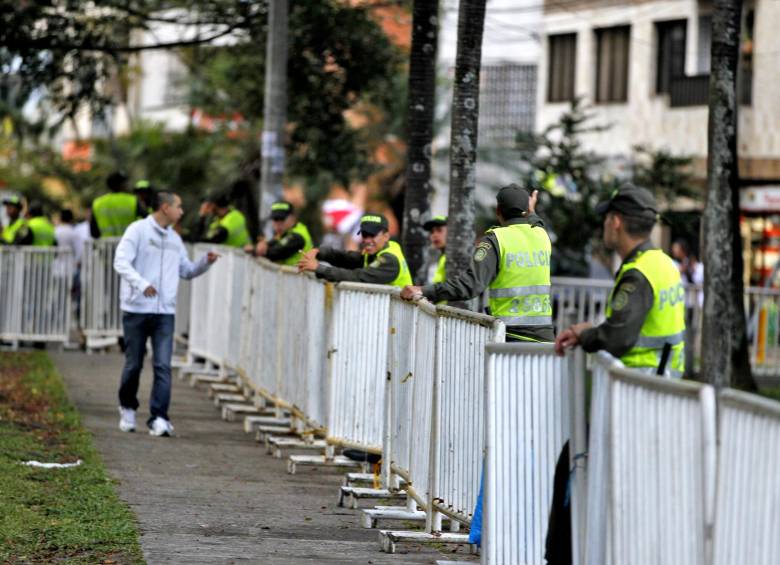 Como es tradicional en los clásicos o en los partidos de finales, la policía prepara un dispositivo especial para prevenir peleas. FOTO ARCHIVO