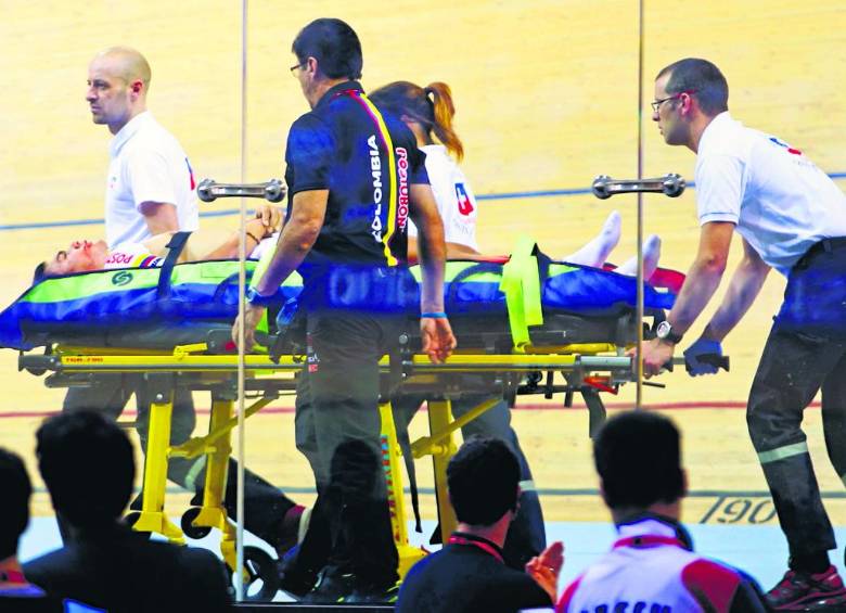 Las imágenes dan cuenta del accidente que sufrió Fabián Puerta, atendido oportunamente por los médicos. FOTOS REUTERS