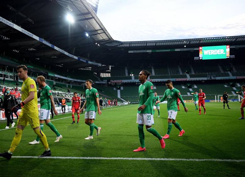 A paso lento y con las medidas de seguridad se van reanudando las ligas en Europa, con entrenamientos por grupos y distanciamiento social. Alemania fue la primera en volver a competir. FOTO afp