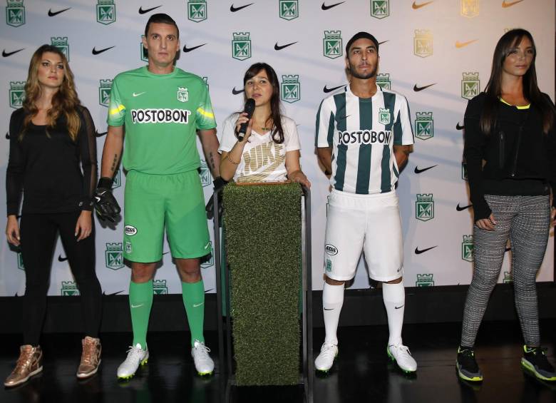 Franco Armani y Sebastián Pérez lucen los nuevos uniformes del equipo verdolaga. La ceremonia se realizó en el aeropuerto Olaya Herrara, el jueves pasado. FOTO Jaime Pérez