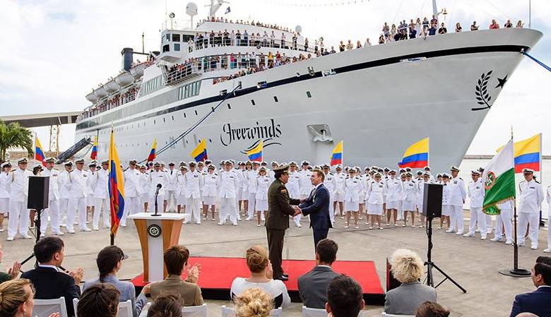 Imagen del acto en el que el policía retirado le entrega la distinción al líder de la cienciología. FOTO Tomada de davidmiscavige.org