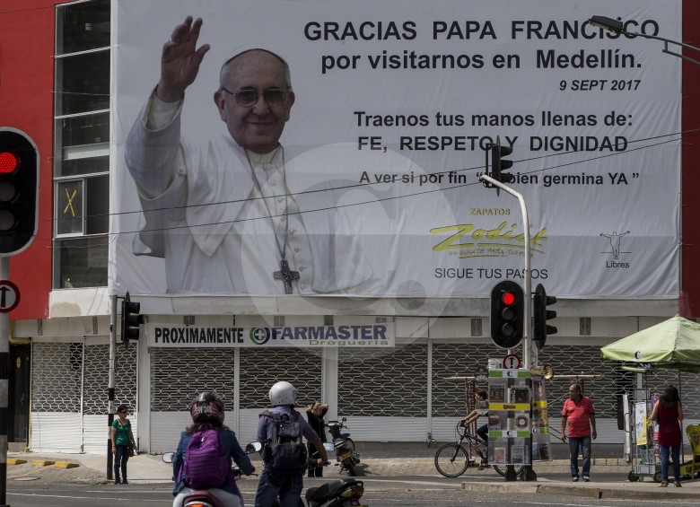 Pancartas de recibimiento para el Papa Francisco en Medellín. FOTO JAIME PÉREZ
