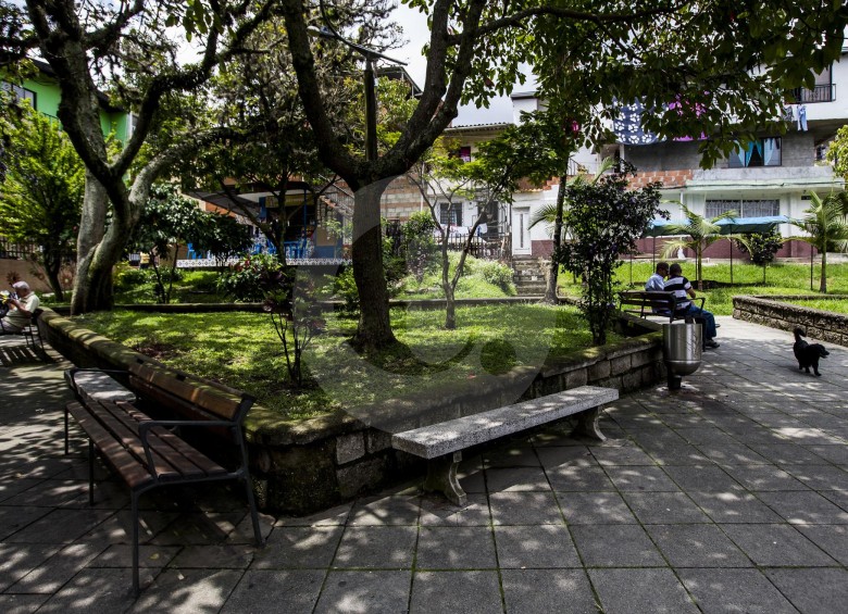 El parque de la 103 (con la carrera 80) es el centro principal del Doce de Octubre, un barrio que nació en los 70 y que daría origen a la comuna 6, noroccidente de Medellín. FOTO julio césar herrera