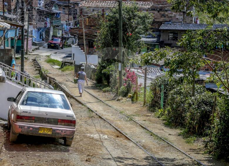 Un tramo de la antigua vía del ferrocarril, en Caldas. El asentamiento no contó con que el tren volviera a pasar. FOTO juan antonio sánchez