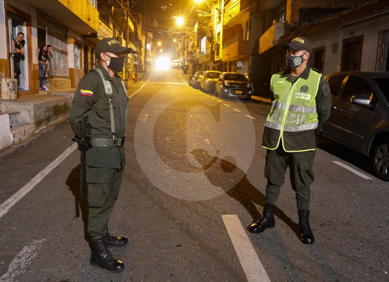 Lo Policía estuvo atenta a la medida en los 125 municipios del departamento. En total, 76 personas fueron capturadas y 1.425 comparendos fueron aplicados en Antioquia. FOTO Manuel Saldarriaga