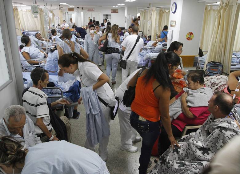 Así estaba ayer a las 10.00 a.m. uno de los pabellones de Urgencias del hospital San Vicente Fundación, una de las entidades más congestionadas. FOTO Róbinson Sáenz