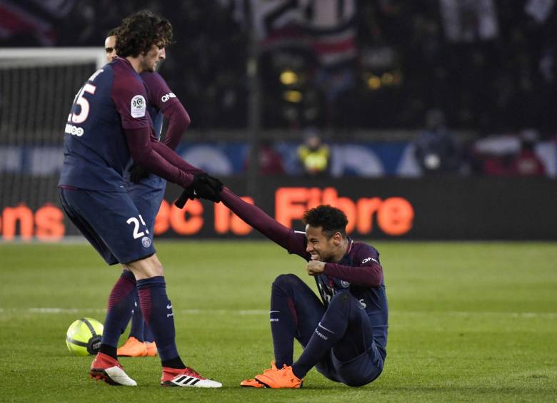El gesto de Neymar lo dice todo. La lesión sufrida y una posible ida del fútbol por cerca de un mes. FOTO AFP
