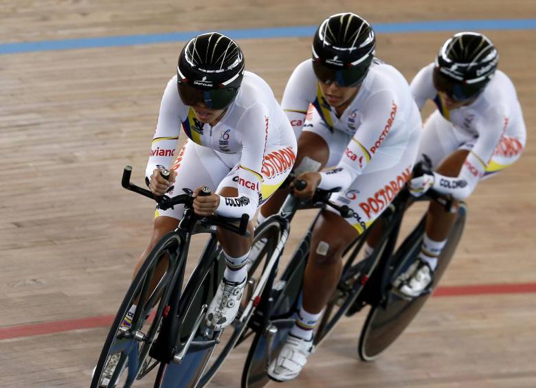 Valentina Panigua (adelante), de 20 años, sigue escalando en el ciclismo. FOTO juan antonio sánchez