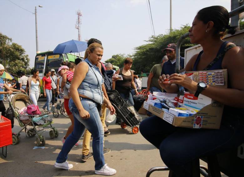Las expectativas crecen entre la masa de transeúntes y también entre quienes pasan por el otro puente internacional, el General Francisco de Paula Santander, que comunica a esta ciudad con la venezolana Ureña. FOTO: EFE/ Schneyder Mendoza
