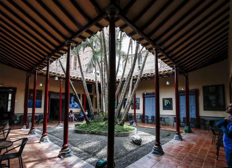 La casa del Pequeño Teatro de Medellín está ubicada en una casa de estilo republicano con una palmera de más de 150 años ubicada en su patio central. Foto: Jaime Pérez Munévar