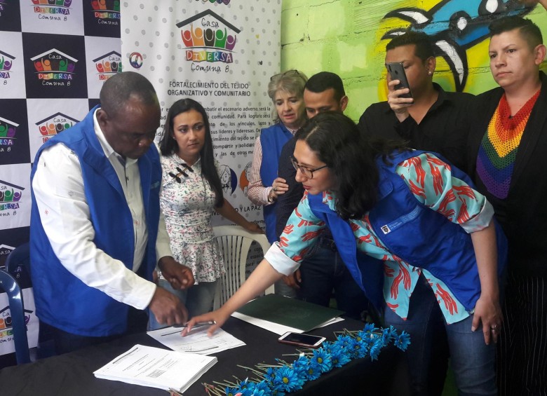 Momento en el que líderes del colectivo firman el proyecto de reparación colectiva. FOTO CORTESÍA UNIDAD DE VÍCTIMAS