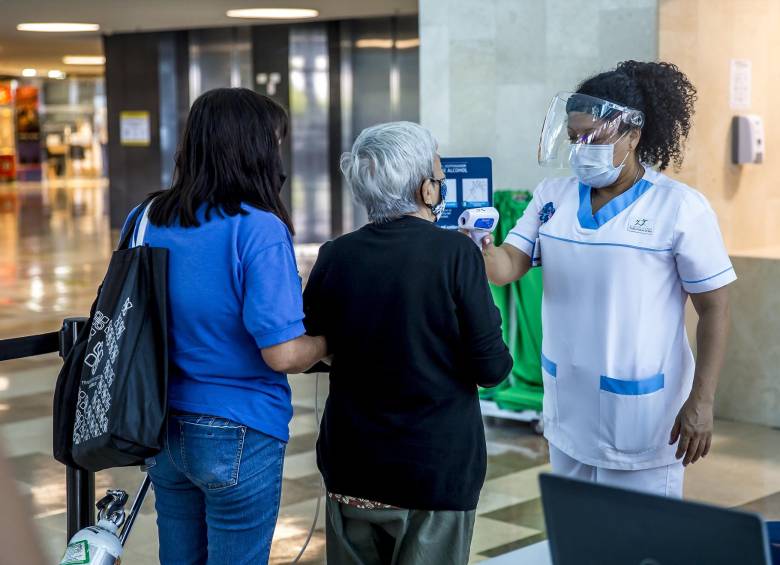 Clínicas y hospitales acondicionaron nuevos espacios para controlar el ingreso de pacientes. FOTO JUAN ANTONIO SÁNCHEZ