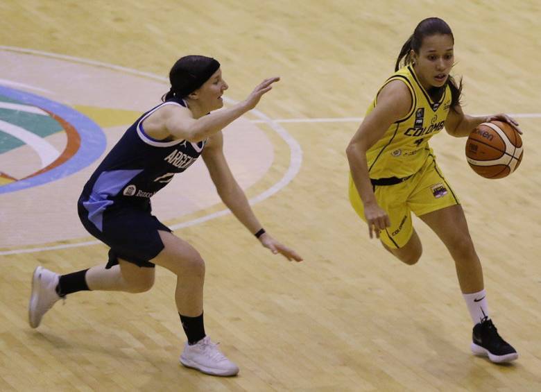 En la fase inicial del Suramericano juvenil de baloncesto, en Tunja, el combinado nacional alcanzó dos victorias y una derrota. Eso le permitió estar en semifinales. FOTO cortesía Fecolcesto