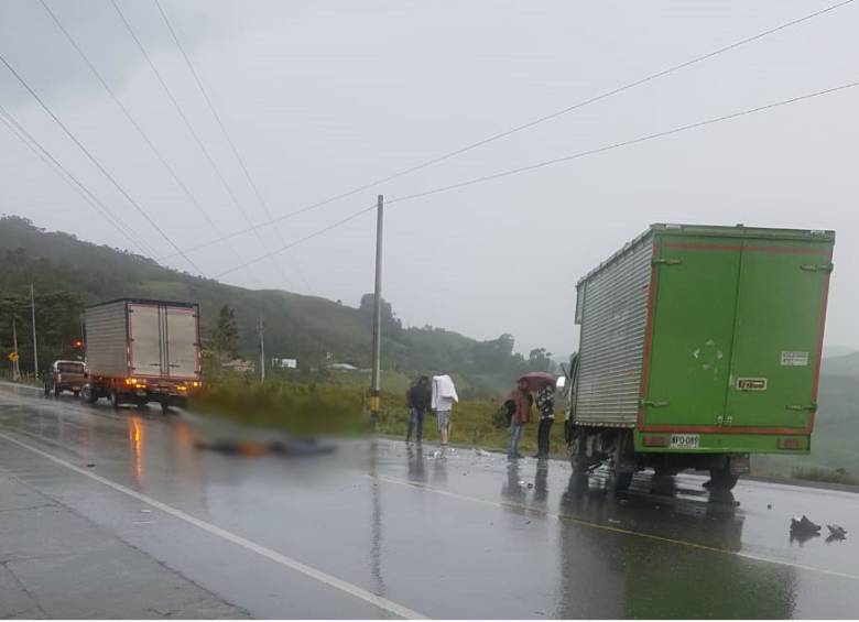 Dos ciclistas, uno de 22 años y otro de 16, se accidentaron y perdieron la vida en el sector Llanos de Cuivá, Yarumal. FOTO CORTESÍA GUARDIANES DE ANTIOQUIA 