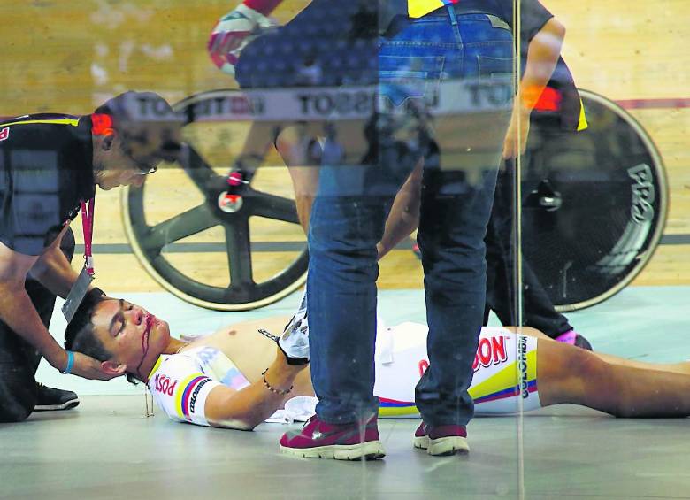 Las imágenes dan cuenta del accidente que sufrió Fabián Puerta, atendido oportunamente por los médicos. FOTOS REUTERS