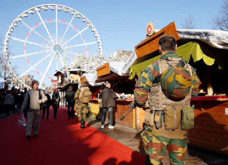 En Bruselas se dispusieron fuerzas de seguridad en los sitios con mayor reunión de personas. FOTO REUTERS