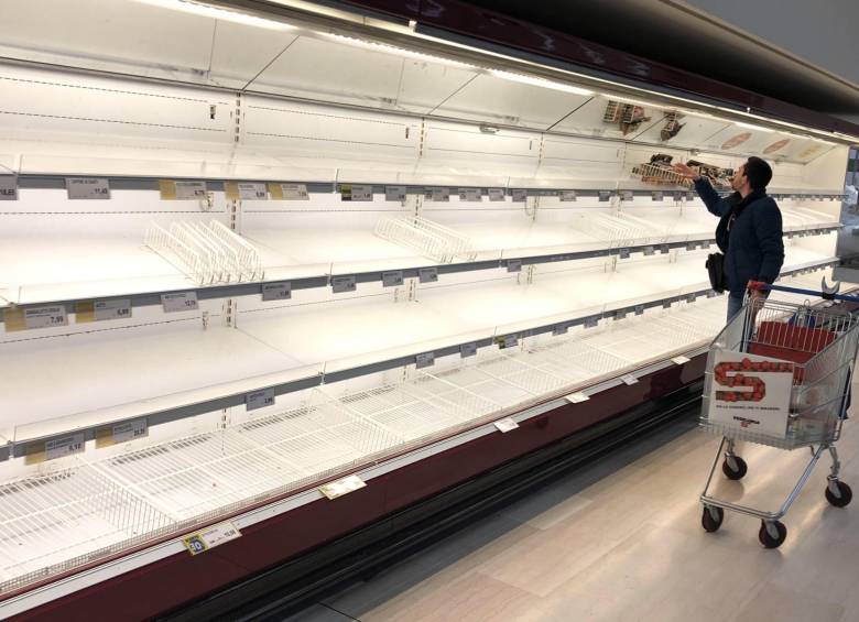 Estanterías vacías en Italia en medio de crisis por el coronavirus. FOTO: EFE