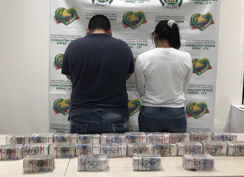 La pareja detenida deberá responder por el delito de lavado de activos. FOTO CORTESÍA POLICÍA