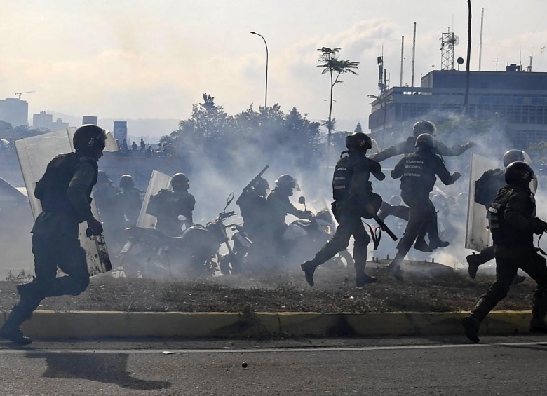 El enfrentamiento aumentó en las últimas horas de la mañana, más gases lacrimógenos fueron lanzados de lado y lado. FOTO: AFP