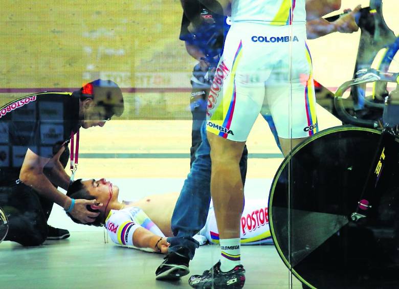 Las imágenes dan cuenta del accidente que sufrió Fabián Puerta, atendido oportunamente por los médicos. FOTOS REUTERS