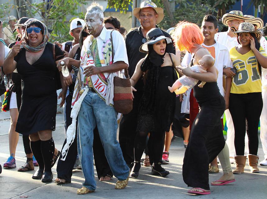 Para esta ocasión prepararon el más grande cortejo, en el que lo acompañaron decenas de viudas, niños y toda una gran delegación de carnavaleros y disfraces que siguen celebrando su designación como Jerarca de la Fiesta. FOTO COLPRENSA