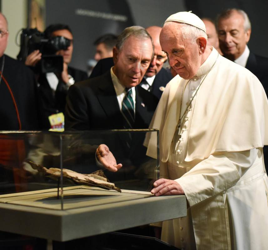Ingresó además al World Trade Memorial Museum en donde hay fragmentos de lo encontrado después de la caída de las torres gemelas. Aquí una hoja del Nuevo Testamento. FOTO AP
