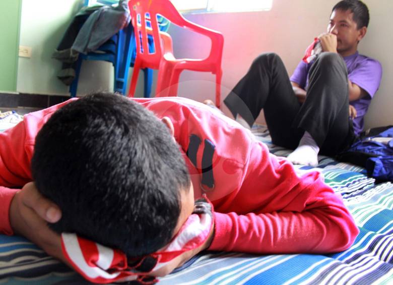 Los migrantes que, por lo general, recorren en carros el territorio nacional desde Ecuador, llegan a Turbo mal de salud y reciben atención humanitaria en Migración Colombia. FOTO manuel saldarriaga