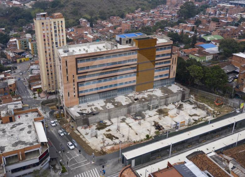 Pese a que la fachada de la Unidad Hospitalaria de Buenos Aires luce muy adelantada, las adecuaciones de los ocho pisos requieren un nuevo convenio. Obras no se suspenden, pero la inauguración sería, mínimo, en abril de 2021. FOTO Manuel Saldarriaga