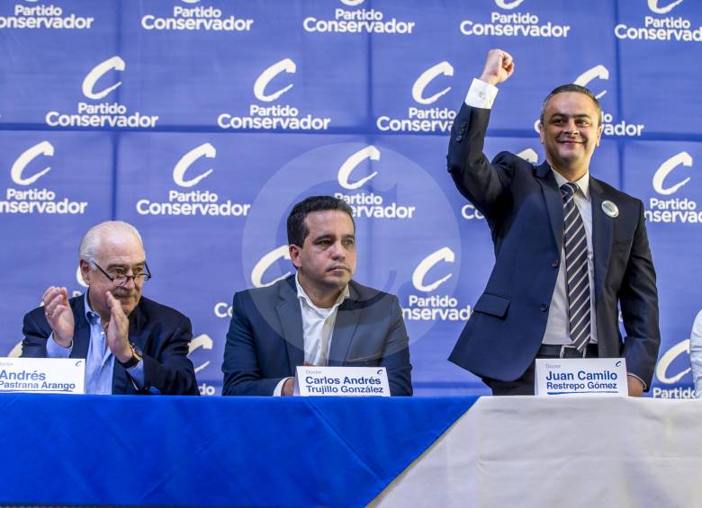 Expresidente, Andrés Pastrana; senador, Carlos Andrés Trujillo, y el candidato a la Gobernación de Antioquia, Juan Camilo Restrepo. FOTO juan antonio sánchez