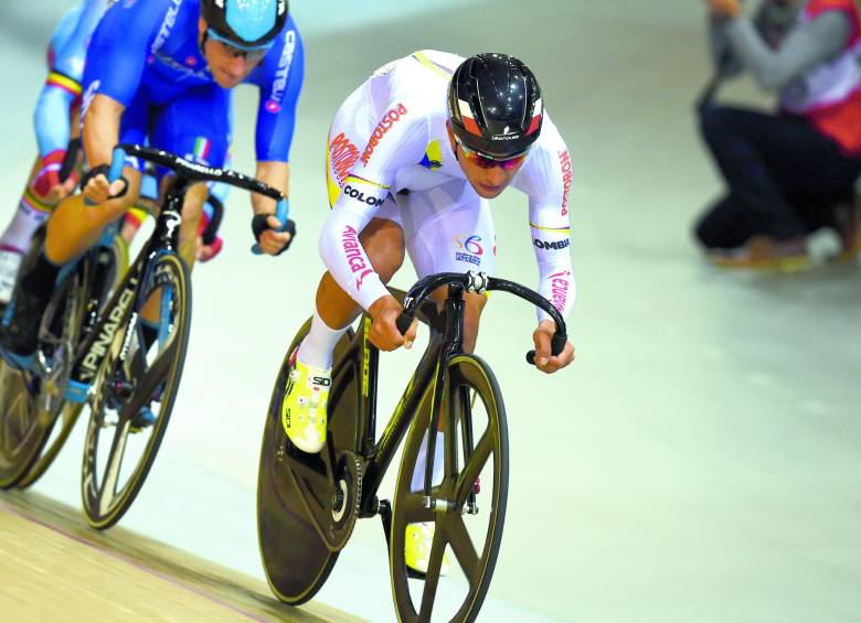 Fernando Gaviria, a sus 20 años, da muestras de su talento tanto en pista como ruta. Primero en Argentina y ahora en Francia. FOTO AFP