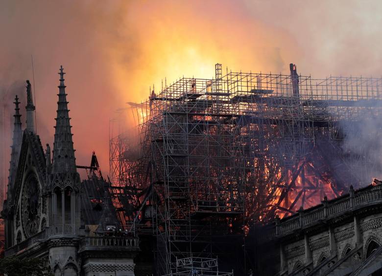 La catedral perdió partes tan reconocidas como la aguja tras el incendio. Foto: EFE - Ian Langsdon