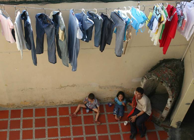Familia refugiada, expulsada de Nechí por los grupos armados ilegales. FOTO Manuel saldarriaga 