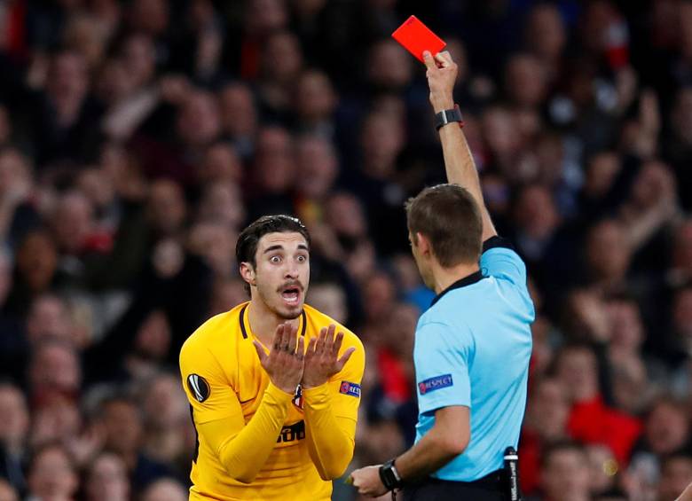 Este es el momento en el que el jugador Šime Vrsaljko ve la roja en la semifinal de la Europa League. FOTO REUTERS