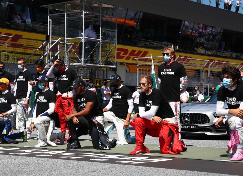 Antes de iniciarse el Gran Premio de Austria, 14 pilotos se arrodillaron en la parrilla de salida para protestar contra el racismo. FOTO AFP