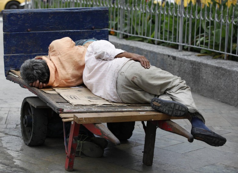 Numerosos ancianos enfermos terminan durmiendo en las calles. La Alcaldía de Medellín ha recogido a varios para darles una atención integral. Foto manuel saldarriaga