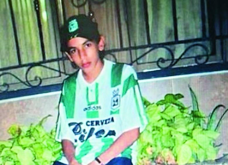 En esta foto se muestra su amor por Nacional desde niño, cuando alentaba al verde e iba al Atanasio. FOTO @NOTICIASDEVERDE
