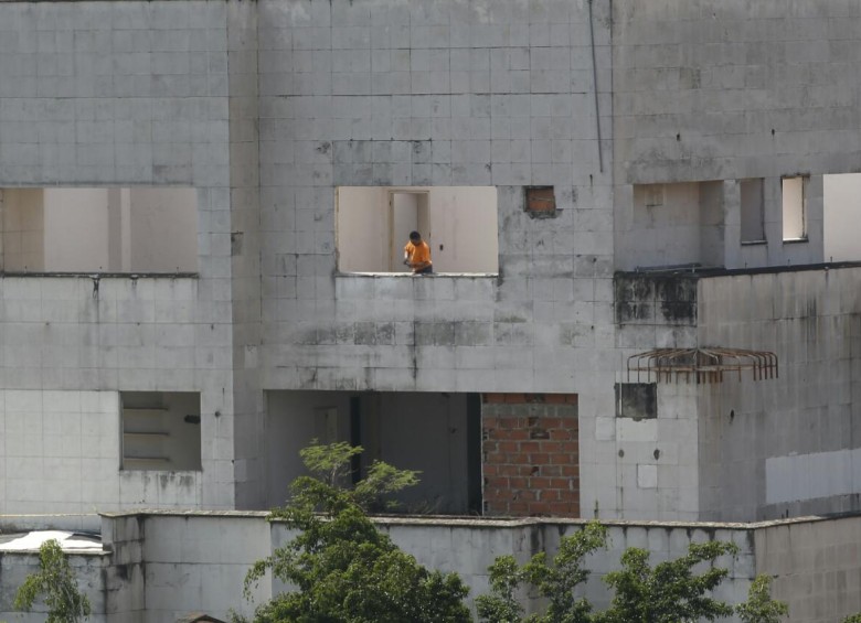 Trabajadores de Atila ultiman detalles antes de la implosión. FOTO: JUAN ANTONIO SÁNCHEZ