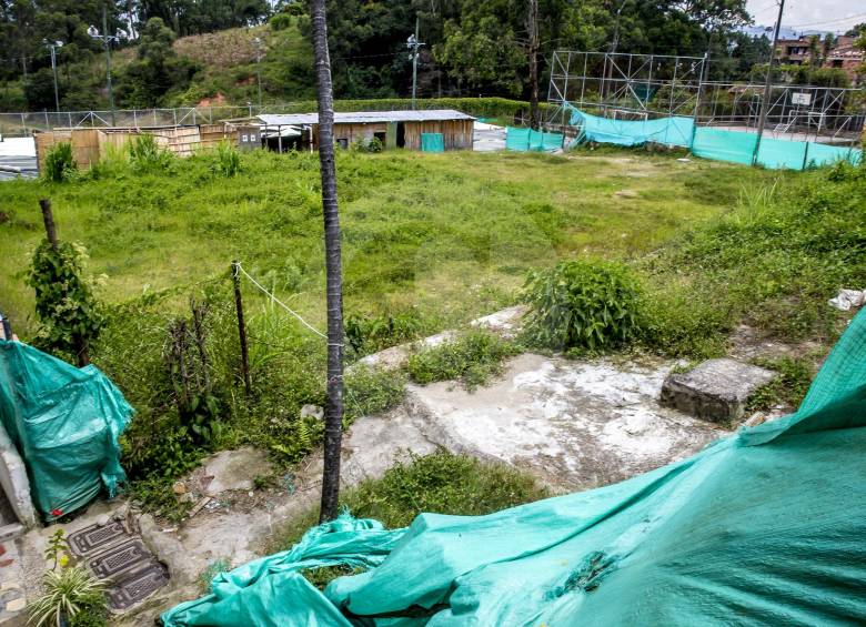 Este lote de Itagüí es uno de los terrenos que la Contraloría encontró abandonado y sin avances físicos. Según la alcaldía, ya hay nuevo contratista para la ejecución. FOTO Juan Antonio Sánchez