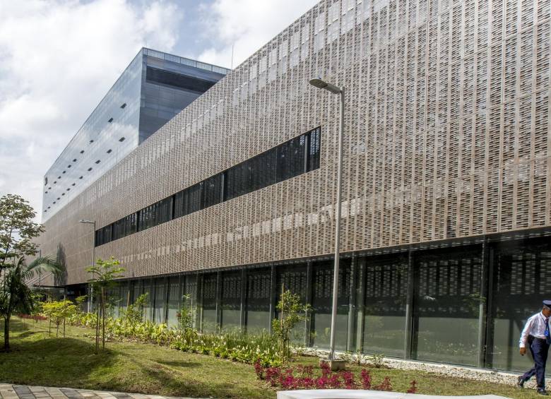 La Cámara de Comercio de Medellín es una de las entidades que reabrirá algunas de sus sedes desde el lunes, 8 de junio. Foto Juan Antonio Sánchez