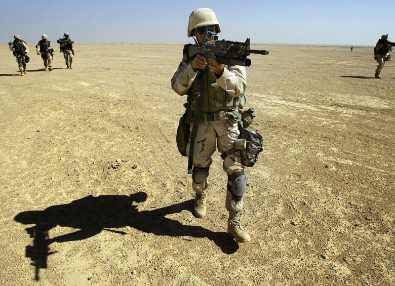 Soldados estadounidenses en la frontera de Irak con Kuwait en 2003. Alrededor de 177.194 tropas aliadas participaron en la invasión. FOTO Reuters