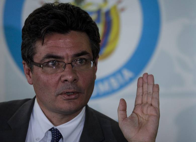El ministro de Salud, Alejandro Gaviria, entregó el protocolo para tratar el tema de la eutanasia en las EPS. FOTO colprensa