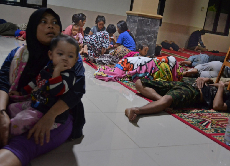 Familias de Indonesia buscaron refugio luego del tsunami. FOTO REUTERS