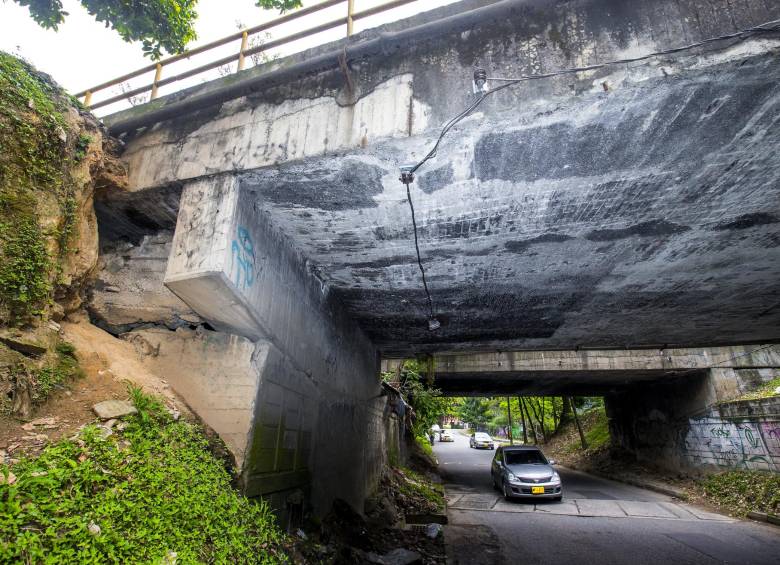 Según la Alcaldía, la estructura del puente de la carrera 80 con calle 16 no amenaza riesgo. Sin embargo, ha habido recomendaciones de demolición y usuarios advierten mal estado. FOTO jaime pérez