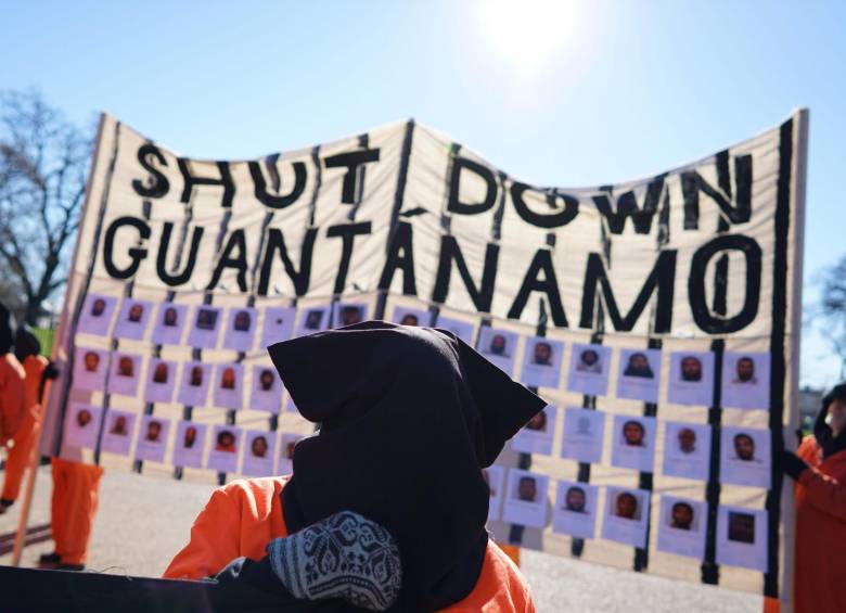 Varias personas protestaron esta semana a las afueras de la Casa Blanca, en la ciudad de Washington, Estados Unidos, para exigir el cierre de la cárcel en Cuba. FOTO afp