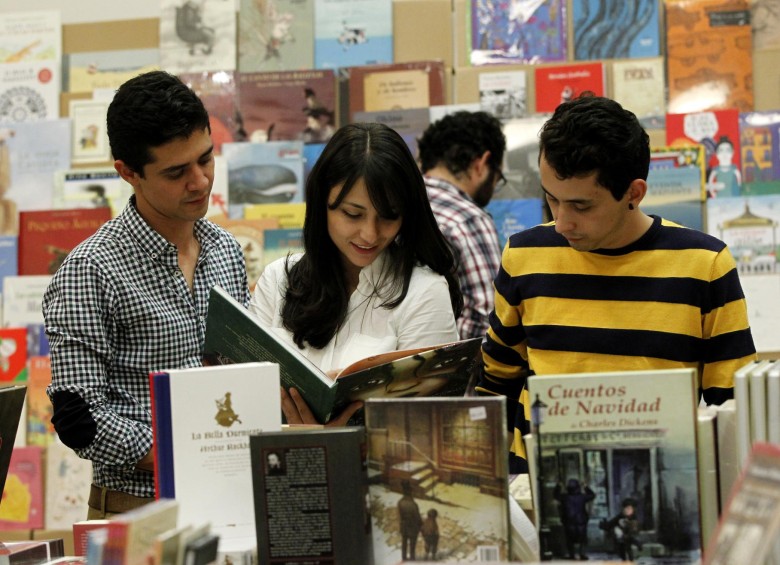En la reciente Fiesta del Libro y la cultura en Medellín la compra de libros fue notoria. FOTO Jaime Pérez